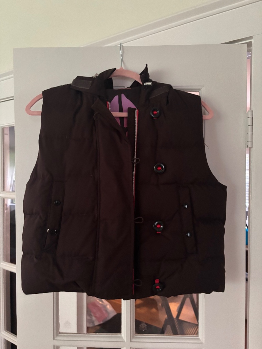 SLEEVELESS PUFFER JACKET WITH PEACE DESIGN